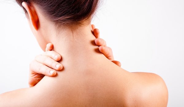 Instrucciones paso a paso sobre cómo masajear correctamente la espalda y el cuello.