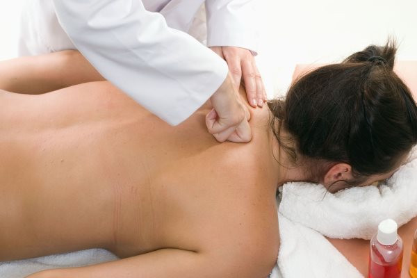 Instruccions pas a pas sobre com fer massatges adequadament a l'esquena i al coll