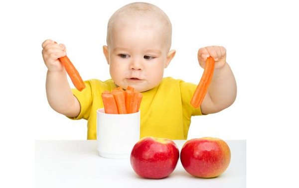 Dzieciak i owoce