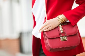 Što moderno nositi s crvenom torbom. Fotografije modernog izgleda