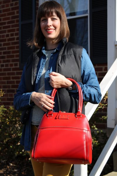 Što moderno nositi s crvenom torbom