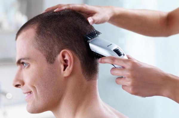 Labāko matu griezēju reitings profesionāliem frizieriem 2020. gads