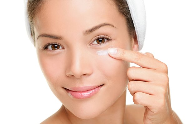 Die Vorbereitung Ihrer Augen auf Make-up ist ein sehr wichtiger Schritt, daher sollten Sie ihn nicht vernachlässigen.