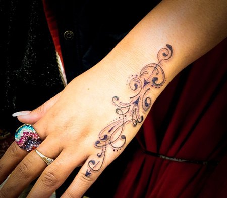 Tetování na paži pro dívky. Fotografie, náčrtky, kresby tetování na paži