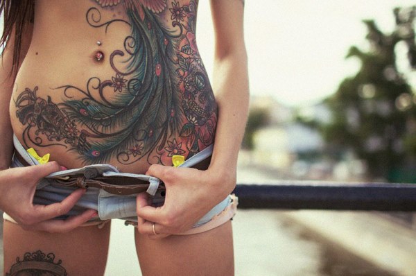 Tetoválás a gyomorban a lányok szülés után, hogy elrejtse a striákat