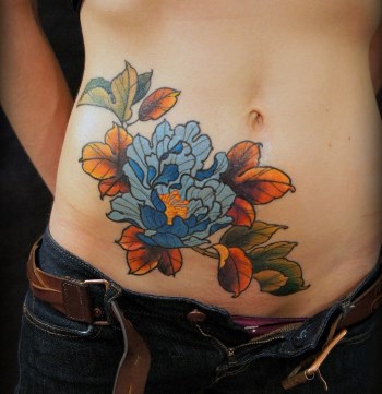 Tatuiruotės ant pilvo mergaitėms po gimdymo, kad paslėptų strijas