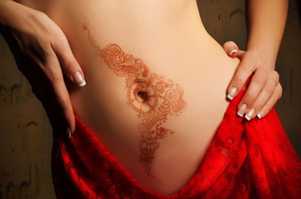 Tatueringar på magen för tjejer efter förlossningen för att dölja bristningar
