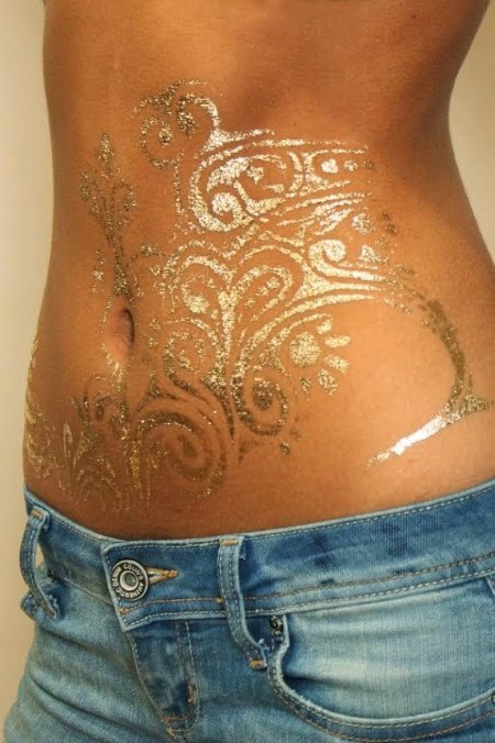 Tatuajes en el estómago para niñas después del parto para ocultar las estrías.