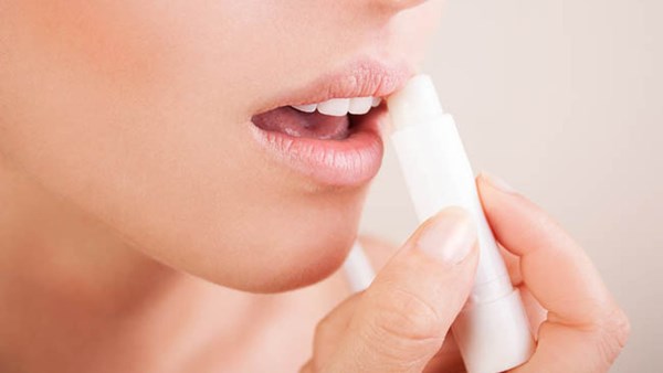 Sausas lūpas izraisa jebkādas slimības, plaisas. Ārstēšana, līdzekļi, kā atbrīvoties