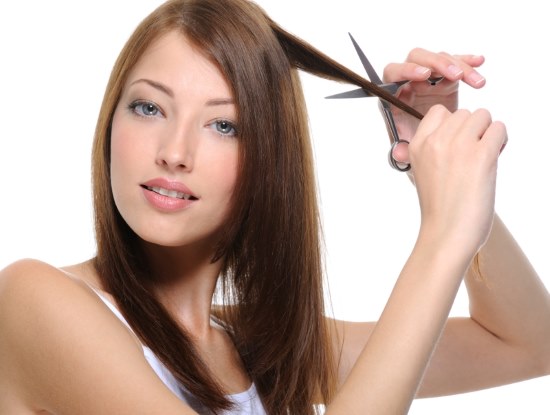 كيف تقليم الشعر في المنزل لنفسك بالضبط الفتاة. فيديو