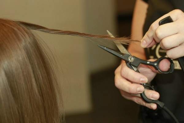 Kuinka leikata hiuksesi kotona itsellesi juuri tyttö. Video