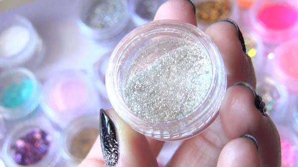 Cara mengaplikasikan glitter dengan betul ke cat gel. Video. Arahan langkah demi langkah