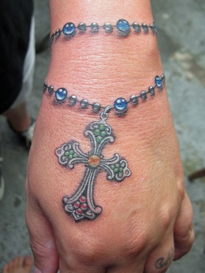 Tatuiruotės apyrankė mergaitėms ant rankos. Tatuiruotė virš alkūnės, tai reiškia, gėlės, nuotrauka