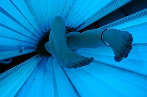 قواعد حمامات الشمس في مقصورة التشمس الاصطناعي. كيفية تان بسرعة والحفاظ على تان الخاص بك لفترة طويلة. فيديو