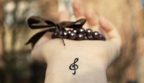 Tatuaże dla dziewczynek na ramieniu i ich znaczenie. Zdjęcia, szkice, piękne, małe napisy