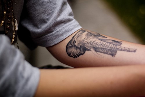 Tatuajes para niñas en el brazo y su significado. Fotos, bocetos, bonitos, pequeños, inscripciones