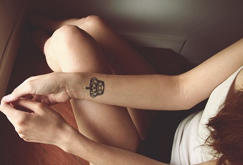 Tatuiruotės mergaitėms ant rankos ir jų reikšmė. Nuotraukos, eskizai, gražios, mažos, užrašai