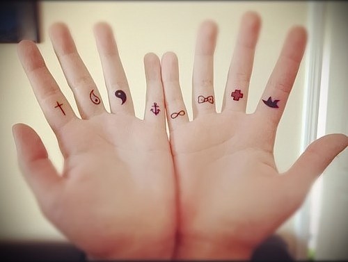 Tatuoinnit tytöille käsivarteen ja niiden merkitys. Kuvia, luonnoksia, kauniita, pieniä, kirjoituksia