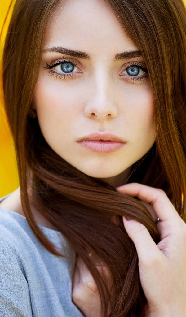 Hårfärg för ljus hud och brun, blå, grå ögon, grön. Ett foto