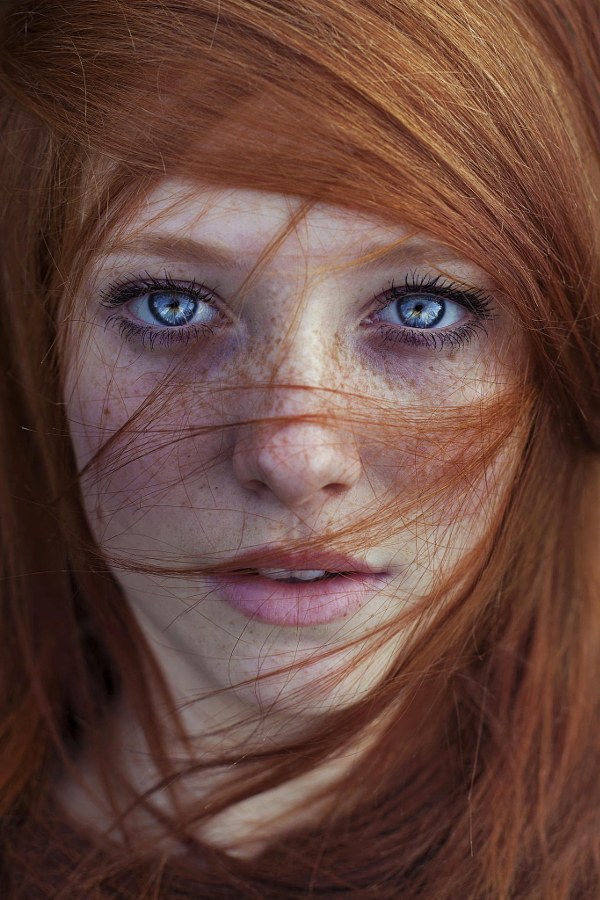 Boja kose za svijetlu kožu i smeđe, plave, sive oči, zelena. Fotografija