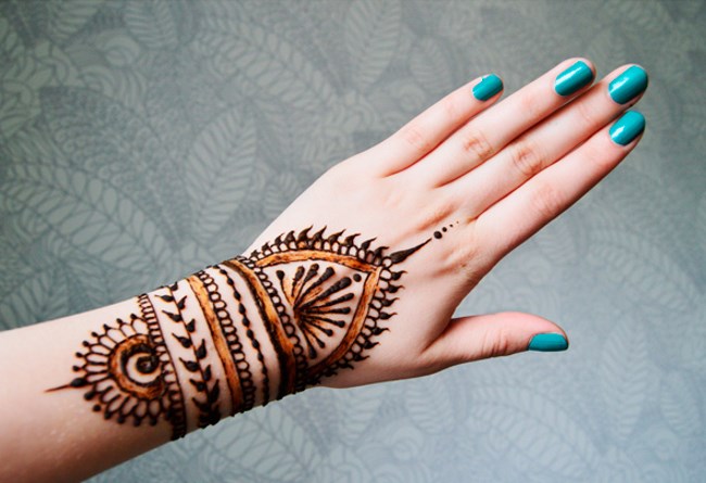 Tatuaż z henny (mehendi) na ramieniu - lekkie, małe rysunki. Jak długo trwa tatuaż? Cena £. Zdjęcie