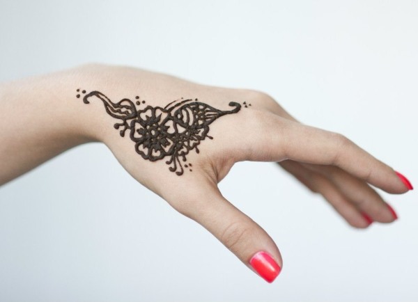Henna mehendi crteži za početnike na ruci, nozi, zglobu, tijelu u fazama. Šablone, fotografija