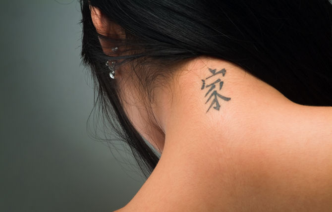 Tatuaggio sul collo per le ragazze. Foto, significato, schizzi, modelli di tatuaggi femminili, iscrizioni, piccoli tatuaggi