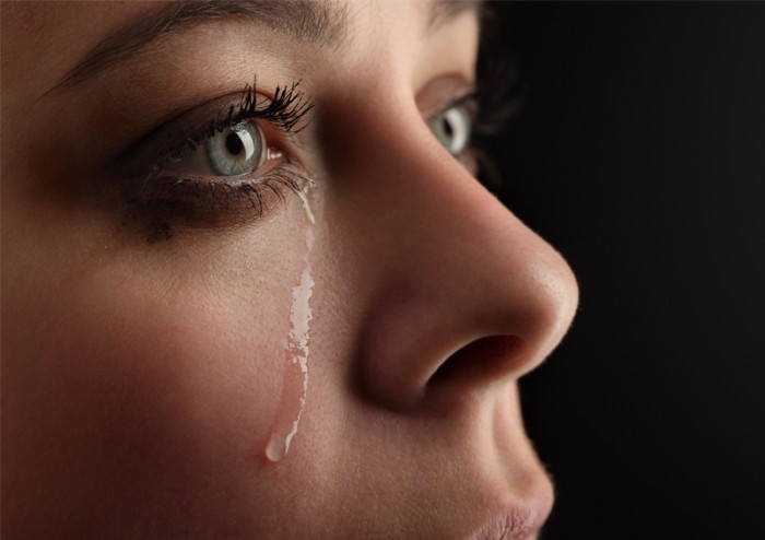 Comment pleurer volontairement et rapidement, sans raison. Comment te faire pleurer