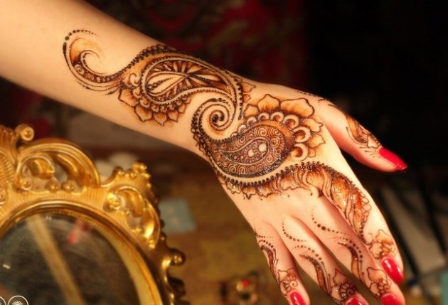 Hình xăm henna (mehendi) trên cánh tay - hình vẽ nhỏ, nhẹ. Hình xăm tồn tại trong bao lâu? Giá bán. Một bức ảnh