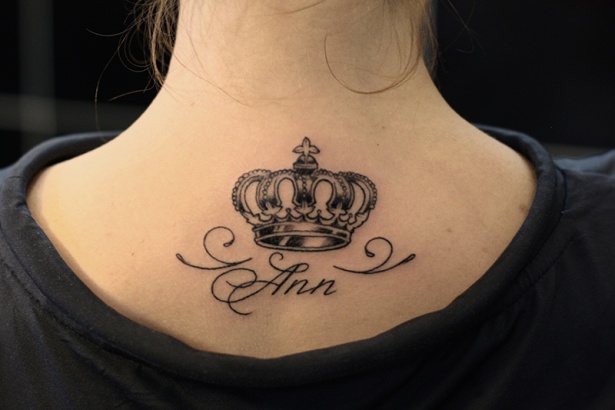 Tetovaža na vratu za djevojčice. Fotografije, značenje, skice, uzorci ženskih tetovaža, natpisi, male tetovaže