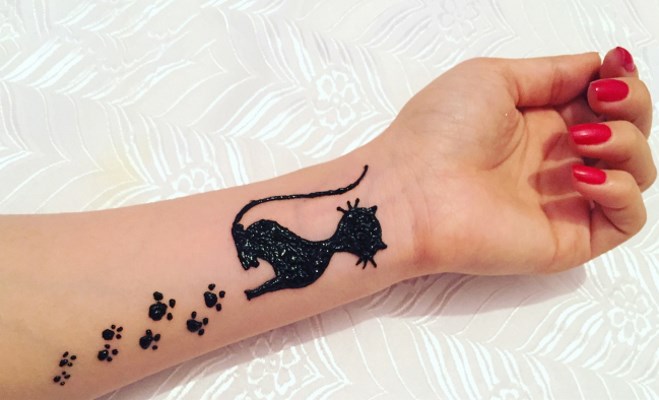 Henna tetování (mehendi) na paži - lehké, malé kresby. Jak dlouho tetování vydrží? Cena. Fotka