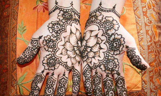 Tatu Henna (mehendi) di lengan - lukisan ringan dan kecil. Berapa lama tatu itu bertahan? Harga. Gambar