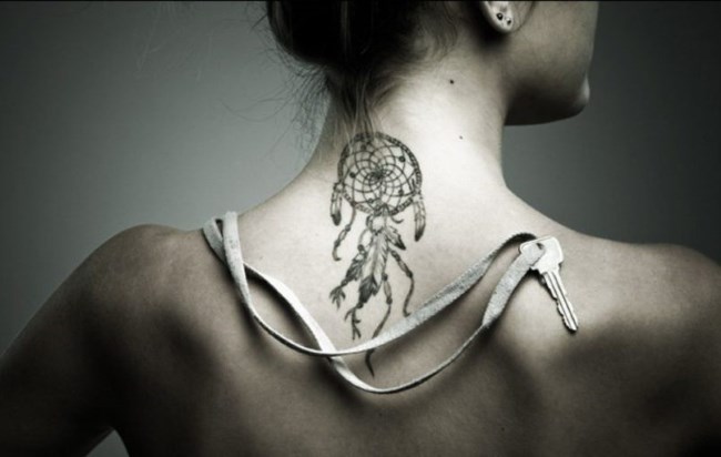 Tatuering i nacken för tjejer. Foton, betydelse, skisser, mönster av kvinnotatueringar, inskriptioner, små tatueringar