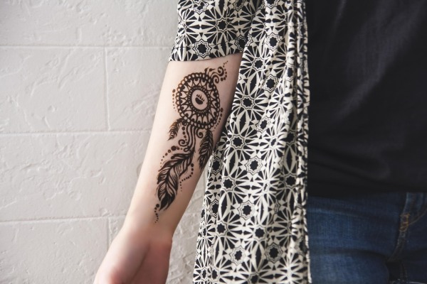 Tatuatge de henna (mehendi) al braç: dibuixos petits i lleugers. Quant dura el tatuatge? Preu. Una foto