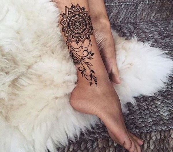 Tätowierung am Bein für Mädchen. Fotos und die Bedeutung von Frauen Tattoos, Skizzen, Muster, schön, klein, originell