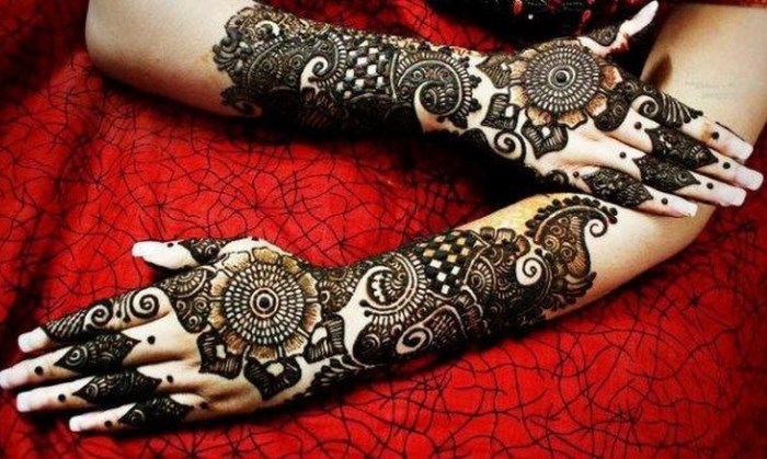 Tatuatge de henna (mehendi) al braç: dibuixos petits i lleugers. Quant dura el tatuatge? Preu. Una foto