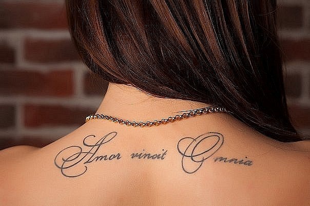 Tatuaje en el cuello para niñas. Fotos, significado, bocetos, patrones de tatuajes de mujeres, inscripciones, pequeños tatuajes