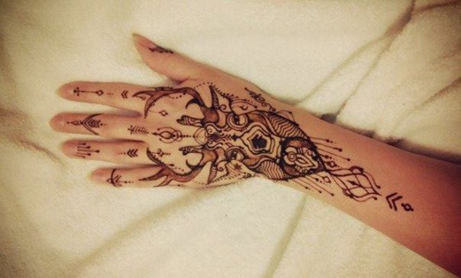 Tatuaggio all'henné (mehendi) sul braccio: piccoli disegni leggeri. Quanto dura il tatuaggio? Prezzo. Una foto