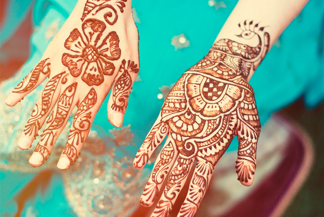 Tatuaje de henna (mehendi) en el brazo: dibujos pequeños y ligeros. ¿Cuánto dura el tatuaje? Precio. Una fotografía