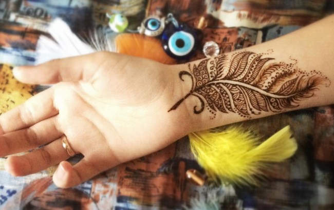 Tatuaj cu henna (mehendi) pe braț - desene ușoare și mici. Cât durează tatuajul? Preț. O fotografie