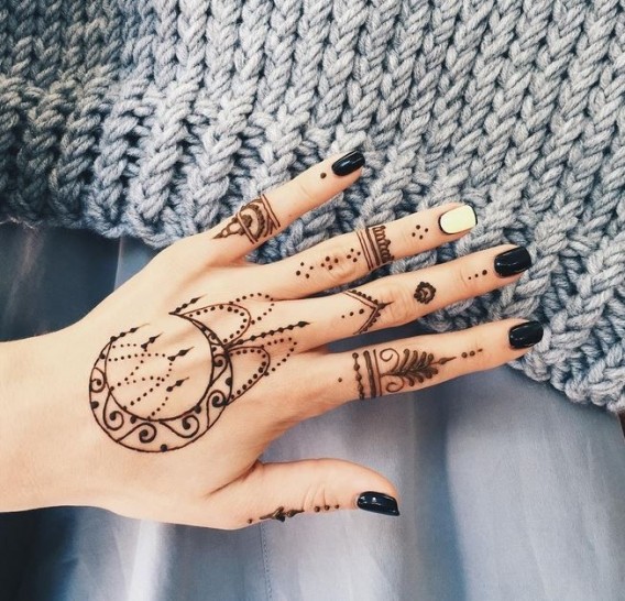 Dibujos en la mano con henna, tatuaje mehendi para principiantes, bocetos ligeros, patrones. Una fotografía