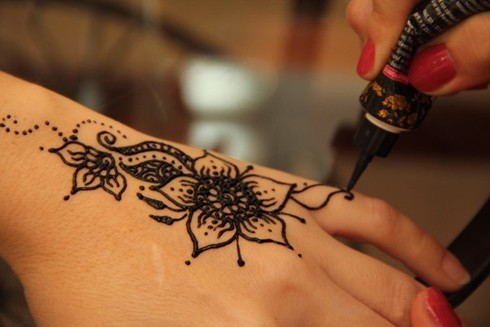 Piešiniai ant rankos su chna, tatuiruotė mehendi pradedantiesiems, šviesos eskizai, raštai. Nuotrauka