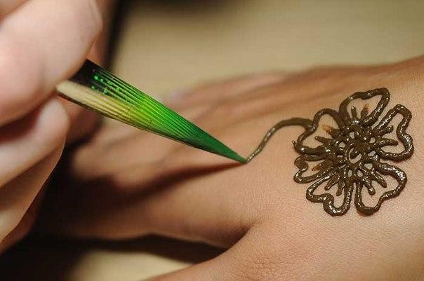 Zīmējumi uz rokas ar hennu, mehendi tetovējums iesācējiem, vieglas skices, raksti. Fotogrāfija