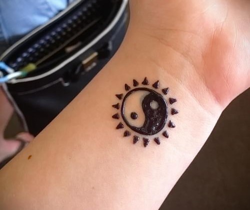 Zeichnungen auf der Hand mit Henna, Mehendi-Tattoo für Anfänger, leichte Skizzen, Muster. Ein Foto