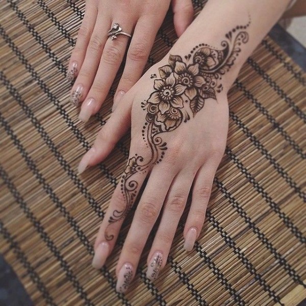 Piešiniai ant rankos su chna, tatuiruotė mehendi pradedantiesiems, šviesos eskizai, raštai. Nuotrauka
