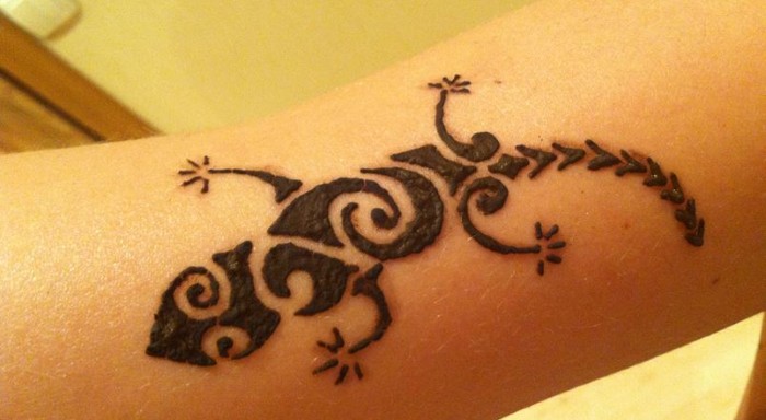 Rysunki na dłoni z henną, tatuaż mehendi dla początkujących, lekkie szkice, wzory. Zdjęcie