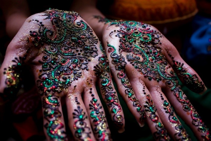 Rysunki na dłoni z henną, tatuaż mehendi dla początkujących, lekkie szkice, wzory. Zdjęcie