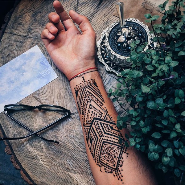Dibujos en la mano con henna, tatuaje mehendi para principiantes, bocetos ligeros, patrones. Una fotografía