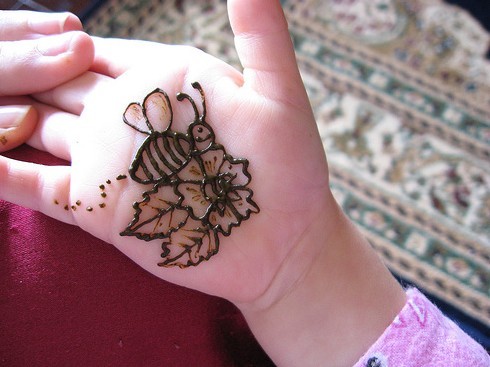 Desene pe mână cu henna, tatuaj mehendi pentru începători, schițe ușoare, modele. O fotografie