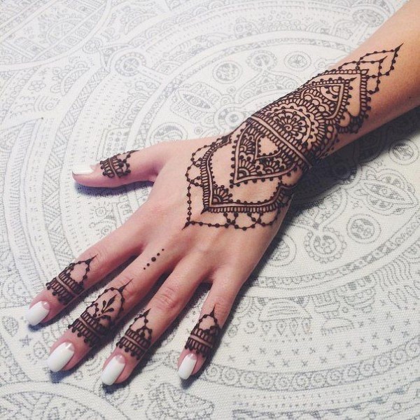 Dessins sur la main au henné, tatouage mehendi pour les débutants, croquis légers, motifs. Une photo